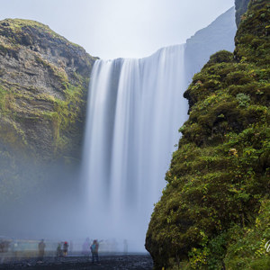 2023-09-10 - Een grote toeristentrekpleister<br/>Skogafoss - IJsland<br/>Canon EOS R5 - 30 mm - f/11.0, 25 sec, ISO 100