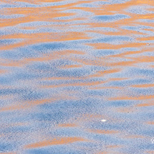 2023-09-18 - Een stukje ijs drijft in het ornaje en blauwe water<br/>Keiser Franz Josephs Fjord - Nor - Groenland<br/>Canon EOS R6m2 - 400 mm - f/8.0, 1/640 sec, ISO 400