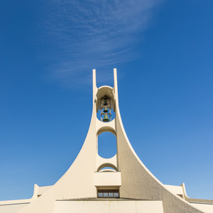 2023-09-11 - Bijzonder kerkgebouw<br/>Stykkisholmur - IJsland<br/>Canon EOS R5 - 24 mm - f/8.0, 1/500 sec, ISO 200