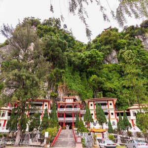 2009-08-07 - Dit is een flink complex tegen de rotsen aan<br/>Perak Tong grottempel - Ipoh - Maleisië<br/>Canon EOS 50D - 12 mm - f/11.0, 0.02 sec, ISO 200