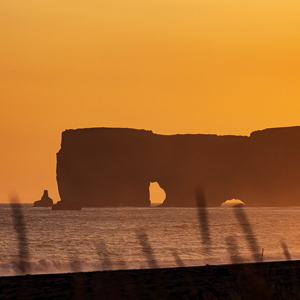 2023-09-09 - Dyrholaey bij ondergaande zon<br/>Reynisfjara - Vík - IJsland<br/>Canon EOS R5 - 220 mm - f/8.0, 1/1250 sec, ISO 400
