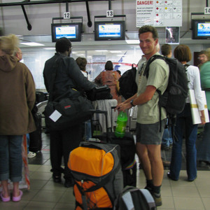 2007-08-25 - Helaas, alweer inchecken om naar huis te gaan<br/>Vliegveld - Windhoek - Namibie<br/>Canon PowerShot S2 IS - 6 mm - f/2.7, 1/6 sec, ISO 62