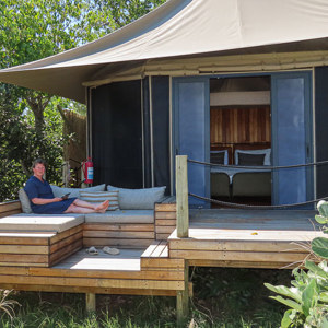 2024-05-02 - Nog een lekker zitje bij onze kamer<br/>Kwai Lediba Camp - Kwai (Okavango Delta) - Botswana<br/>Canon PowerShot SX70 HS - 3.8 mm - f/4.0, 1/500 sec, ISO 100