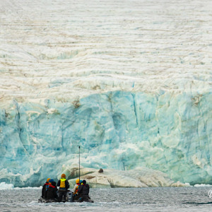 2023-09-20 - Met de zodiac varen we richting de enorme gletsjer<br/>Carlsbergfjord - Groenland<br/>Canon EOS R6m2 - 400 mm - f/6.3, 1/400 sec, ISO 1250