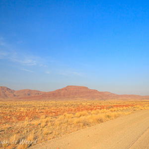 2007-08-09 - Kaal, droog en verlaten<br/>Onderweg - Aus - Helmeringhausen - Namibie<br/>Canon EOS 30D - 17 mm - f/8.0, 1/320 sec, ISO 200