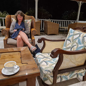 2024-04-25 - Na het diner lekker zitten met koffie en de e-reader<br/>Hotel Pioneer Lodge - Victoria Falls - Zimbabwe<br/>SM-G981B - 2.2 mm - f/2.2, 0.04 sec, ISO 640