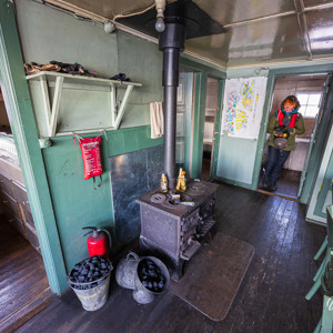 2023-09-17 - Fornuis in de woonkamer (lekker warm!)<br/>Eagle’s Nest - Ella Island - Groenland<br/>Canon EOS R6m2 - 14 mm - f/5.6, 1/8 sec, ISO 800