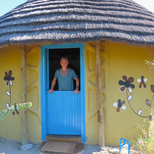 2024-05-03 - Wouter in de deur van onze rondavel kamer<br/>Planet Baobab - Gweta - Botswana<br/>Canon PowerShot SX70 HS -  - , , ISO 100