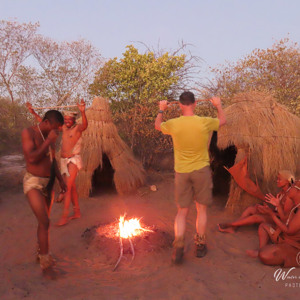 2024-05-05 - Wouter mocht meedoen aan de dans<br/>Deception Valley Lodge - Central Kalahari Game Reserve - Botswana<br/>Canon PowerShot SX70 HS - 4.8 mm - f/3.5, 0.05 sec, ISO 800