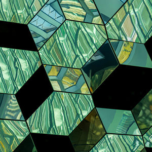 2023-09-22 - Harpa - geometrische patronen in de pui<br/>Harpa - Reykjavik - IJsland<br/>Canon EOS R6m2 - 100 mm - f/5.6, 1/400 sec, ISO 800