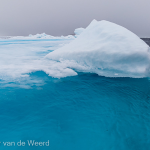 2022-07-16 - Blauw ijs<br/>Pakijs grens op 81,39° NB - Spitsbergen<br/>Canon EOS R5 - 24 mm - f/8.0, 1/320 sec, ISO 400