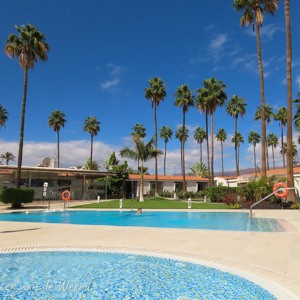 2021-10-26 - Het zwembad bij onze bungalow<br/>Los Girasoles bungalowpark - Playa del Inglès - Spanje<br/>Canon PowerShot SX70 HS - 4.3 mm - f/6.3, 1/1000 sec, ISO 100