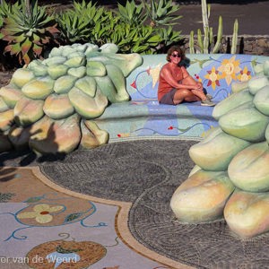 2022-11-15 - Carin op het mozaiek bankje<br/>Las Manchas - mozaïek tuin van  - La Palma - Canarische eilanden - Spanje<br/>Canon PowerShot SX70 HS - 11.1 mm - f/6.3, 1/1000 sec, ISO 100
