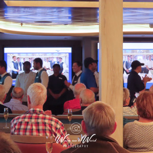 2023-09-21 - Afscheid van de crew bij de farewell cocktail<br/>Op zee - Tussen Groenland en IJsland<br/>Canon PowerShot SX70 HS -  - , , ISO 320