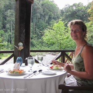 2009-08-21 - Carin vóór ons utizicht tijdens de lunch<br/>Borneo Rainforest Lodge - Danum Valley - Maleisië (Borneo)<br/>Canon PowerShot SX1 IS - 6.8 mm - f/3.2, 1/80 sec, ISO 100