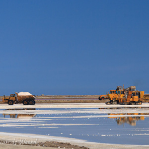 2007-08-13 - Zout-winning in de baai<br/>Zoutwinning bij Pelican Point - Walvis Bay - Namibie<br/>Canon EOS 30D - 85 mm - f/8.0, 1/500 sec, ISO 200
