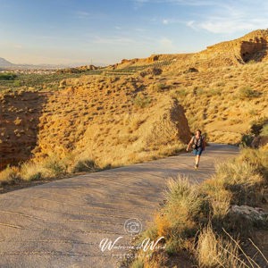 2023-04-26 - Carin op weg naar uitzichtpunt bij Marcha, Mirador del Fin del M<br/>Mirador del Fin del Mundo - Beas de Guadix - Spanje<br/>Canon EOS R5 - 29 mm - f/8.0, 1/160 sec, ISO 400