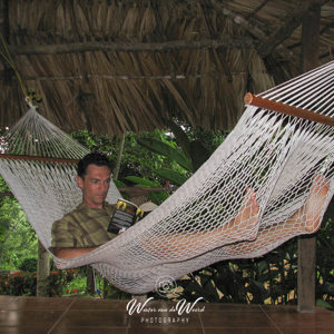 2008-07-21 - Lekker lezen in de hangmat<br/>Hotel La Aldea del Halach - Palenque - Mexico<br/>Canon PowerShot S2 IS - 7 mm - f/2.7, 1/60 sec, ISO 50