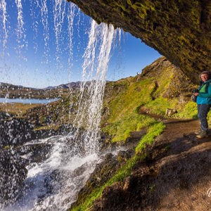 2023-09-11 - Selvallafoss - Carin achter de waterval<br/>Bij de N56 - Selvallafoss - IJsland<br/>Canon EOS R5 - 14 mm - f/11.0, 1/200 sec, ISO 200